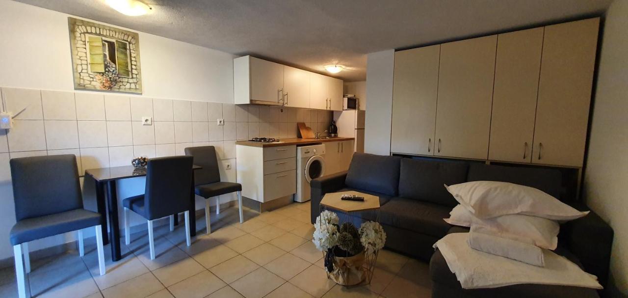 Apartman Suzana Sindija ビビニェ エクステリア 写真