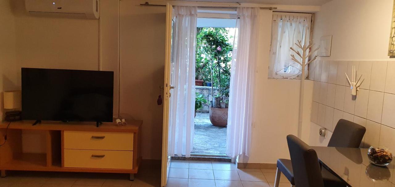 Apartman Suzana Sindija ビビニェ エクステリア 写真