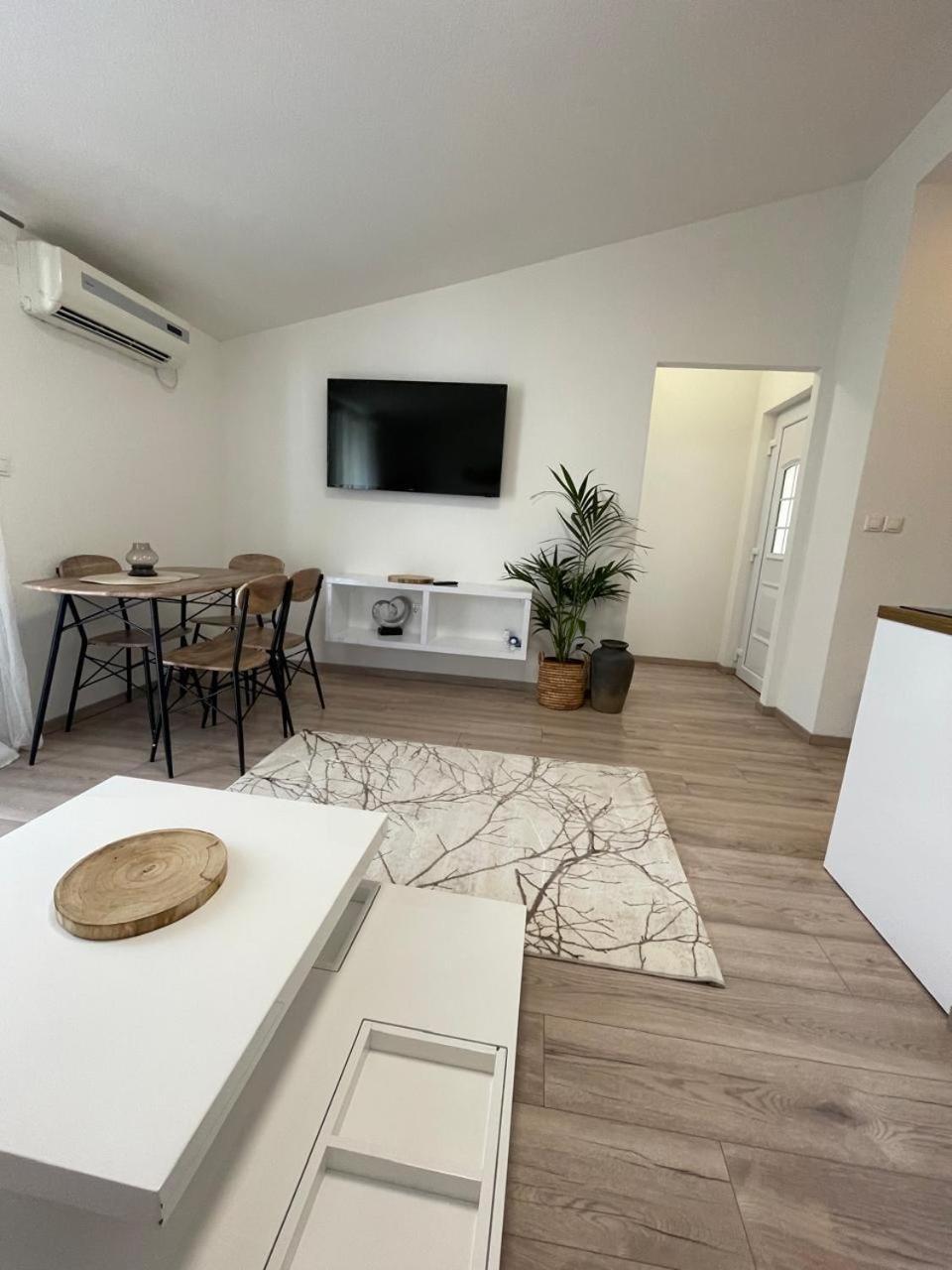 Apartman Suzana Sindija ビビニェ エクステリア 写真