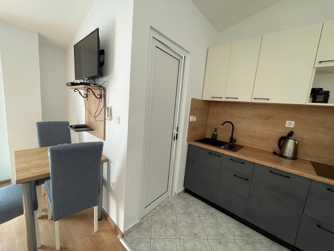 Apartman Suzana Sindija ビビニェ エクステリア 写真